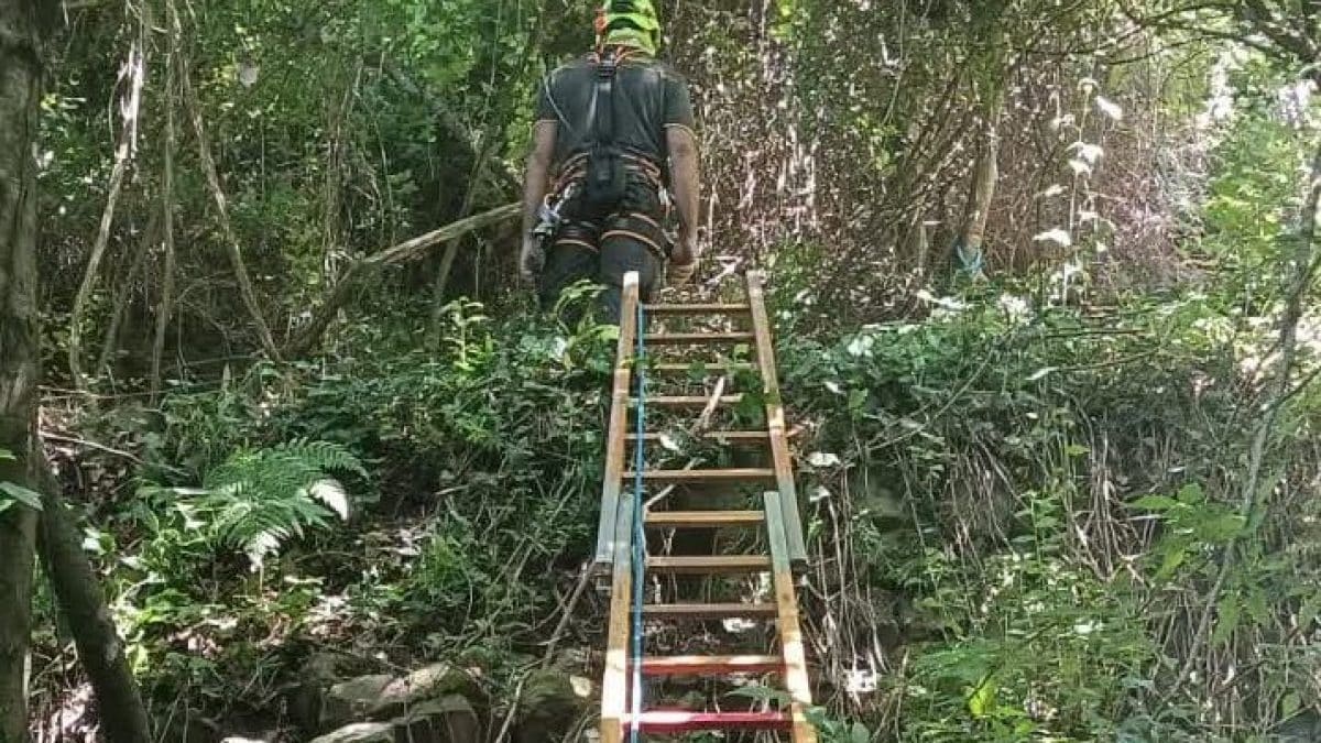 Vigili del fuoco impegnati nelle operazioni di recupero del corpo