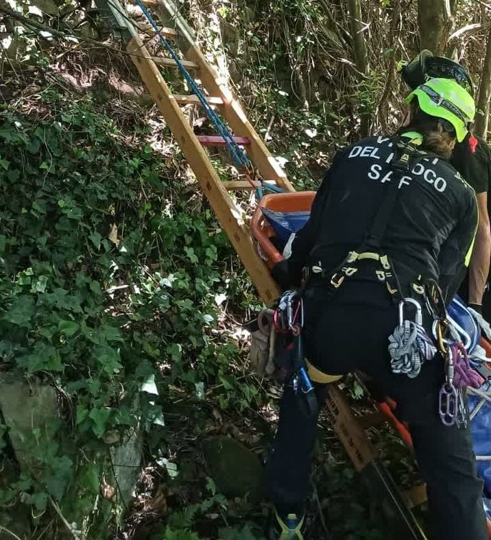 Vigili del fuoco impegnati nelle operazioni di recupero del corpo