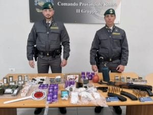 Droga, armi e bombe in garage: sequestrato un arsenale a Ost