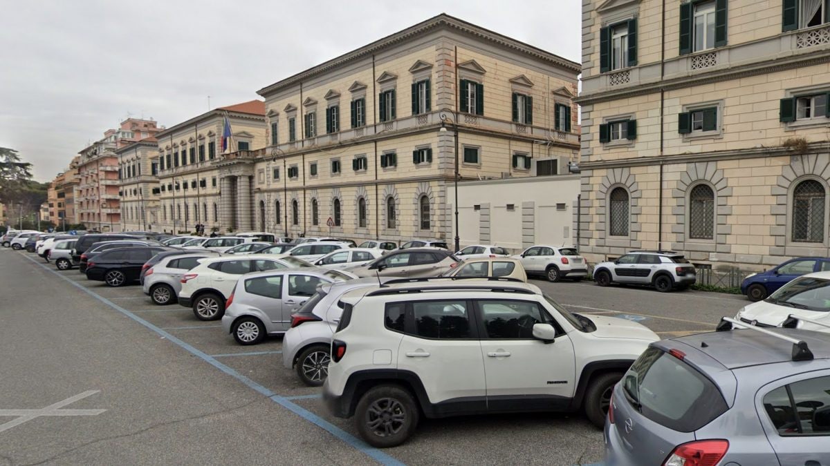 Le macchine in sosta nel parcheggio di piazza Celimontana
