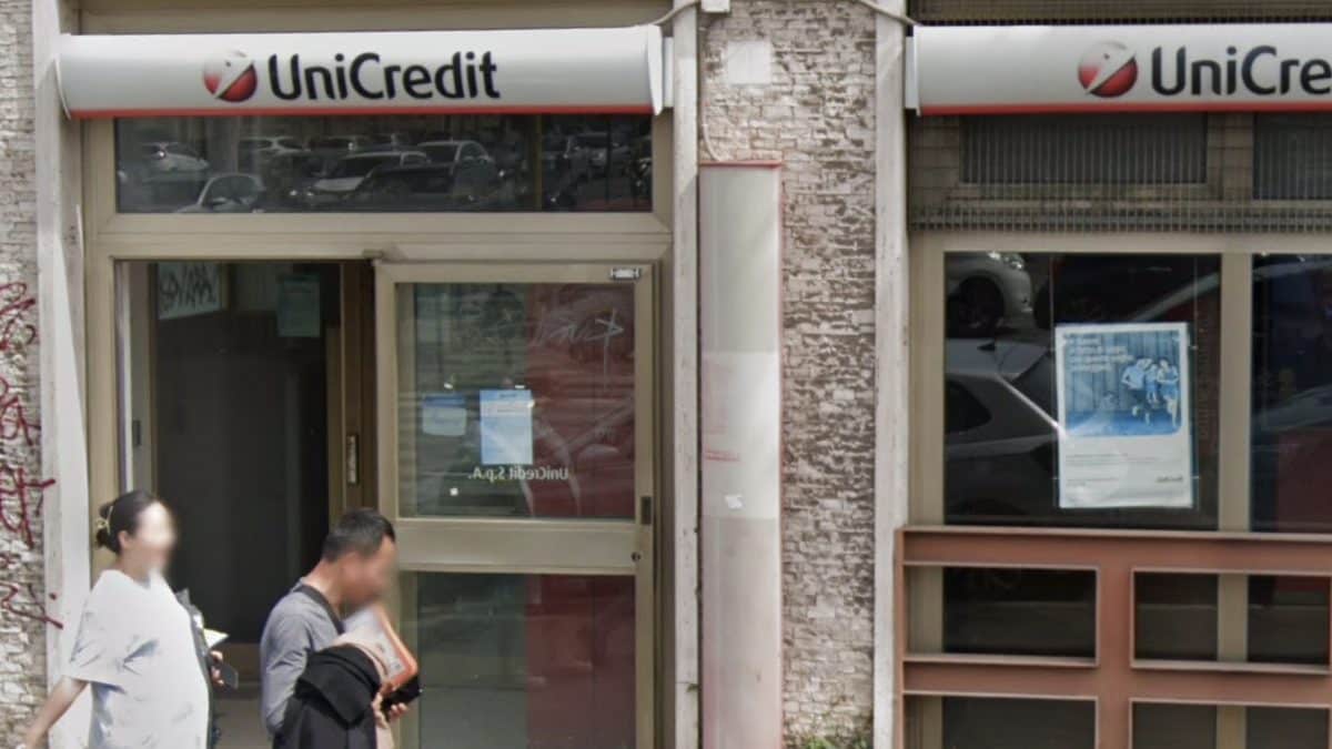 L’ingresso della filiale Unicredit di via Ostiense