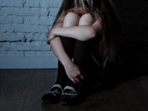 Convince 12enne a trasferirsi a casa sua e la violenta, arrestato pedofilo 37enne: era un amico dei genitori