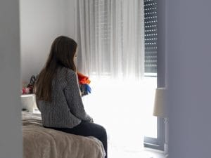 Abusa della figlia minorenne della compagna sul divano di casa: condannato per violenza sessuale