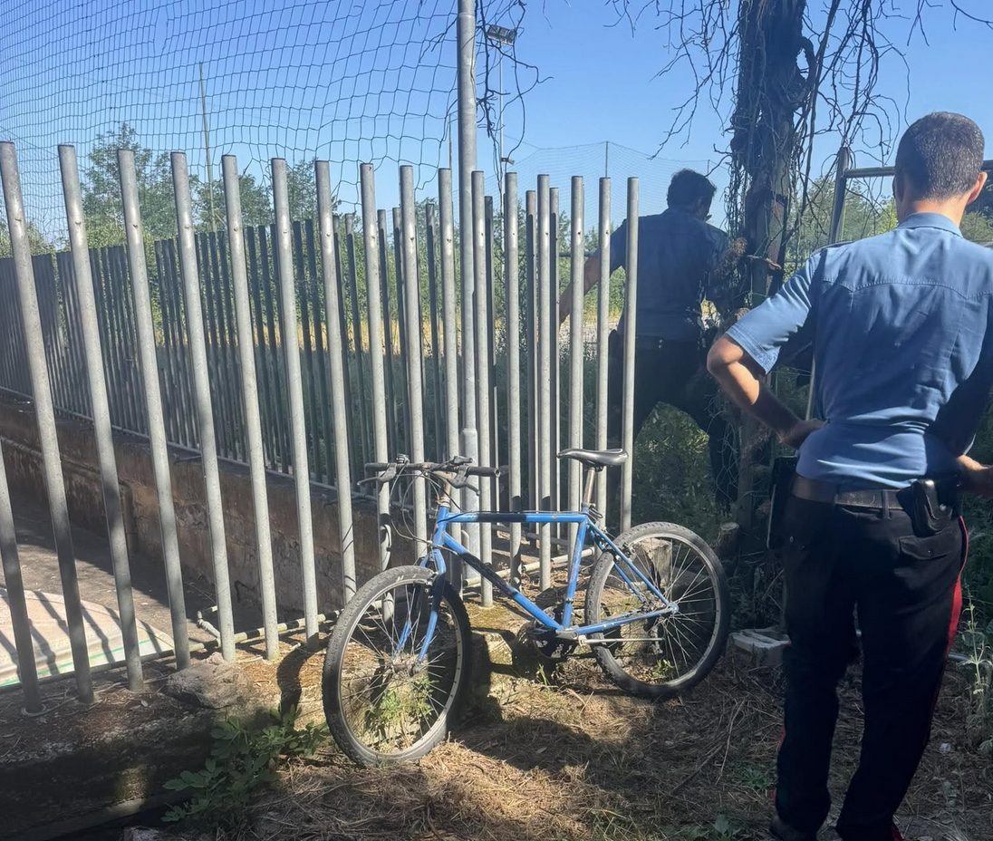 I carabinieri sul luogo di ritrovamento della bicicletta di Alessandro Minnucci
