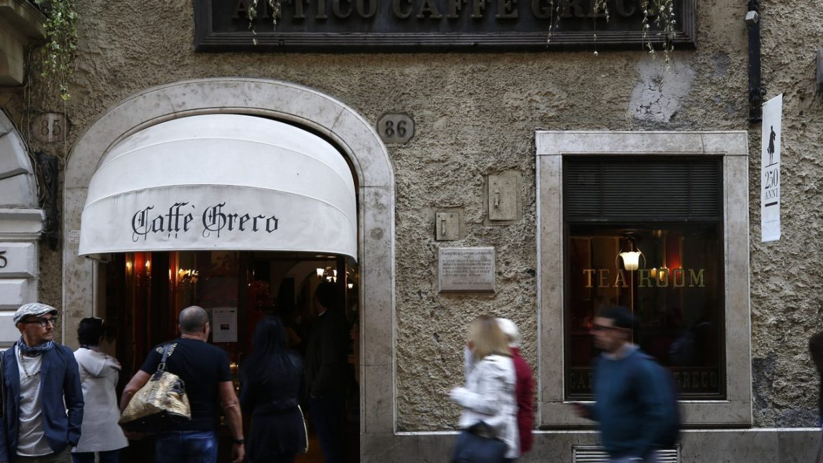 L’Antico Caffè Greco di via dei Condotti a Roma (Lapresse)