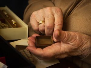 Truffa da 3,5 milioni di euro ai Parioli: “La sua auto usata