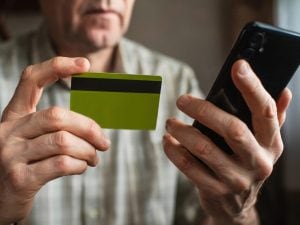 Roma, anziano tenuto 12 ore al telefono da truffatori che vo