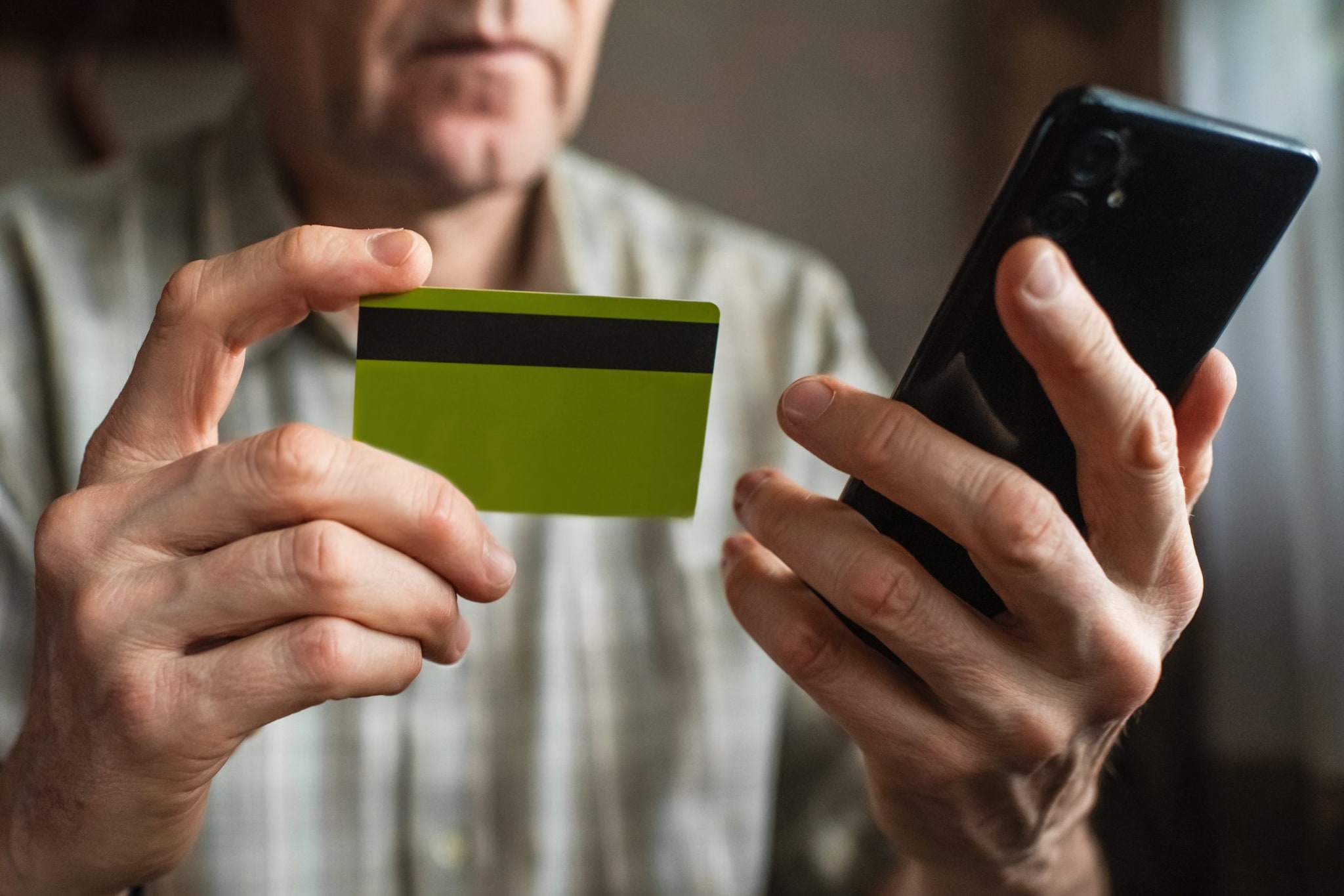 Roma, anziano tenuto 12 ore al telefono da truffatori che vogliono svuotargli il conto: scoperti dalla banca
