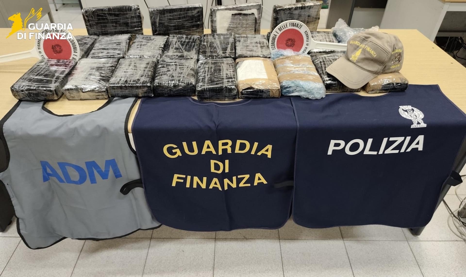 Narcotrafficanti fanno arrivare cocaina a dalla Spagna: auto sbarca a Civitavecchia con 23 chili di droga
