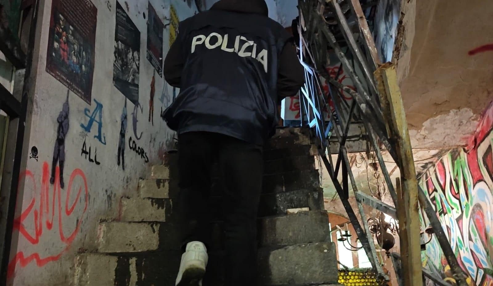 La polizia nello squat anarchico