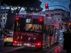 Si spoglia sull’autobus e molesta i passeggeri a Roma, poi m