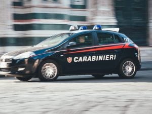 Donna di 35 anni trovata morta in un hotel di Roma all’Esquilino: indagini in corso
