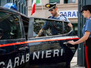 Roma, picchia la fidanzata 19enne in strada e danneggia casa