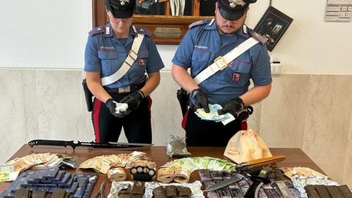 I carabinieri con il materiale sequestrato
