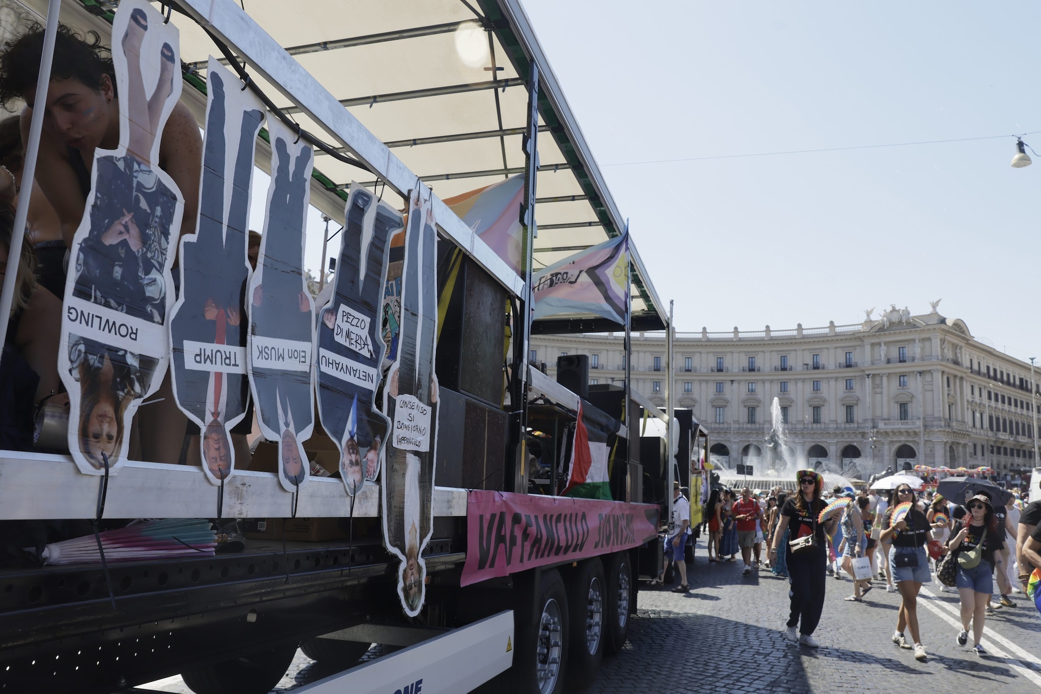 I cartonati appesi a testa in giù (foto da LaPresse)