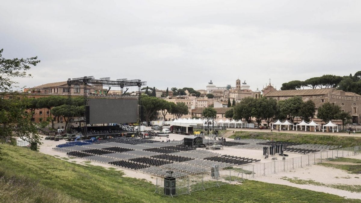 Un palco allestito nell’area del Circo Massimo a Roma (Lapresse)
