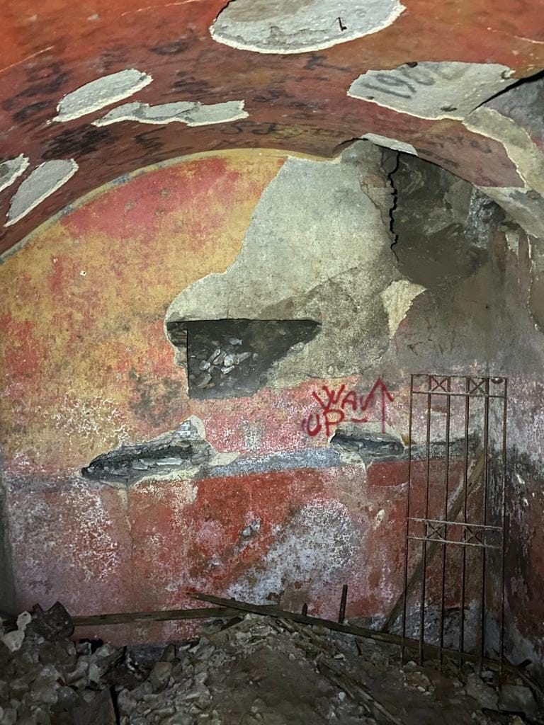 le scritte sopra gli affreschi della domus del Liceo Cavour (Foto da Cantieri Narranti)