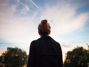 Invita un’amica a passare la serata con lui, la fa
