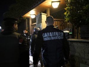 Arresto a Roma: il caso della donna accusata di violenza su un bimbo in Tunisia scuote la cronaca Arresto a Roma: il caso della donna accusata di violenza su un bimbo in Tunisia scuote la cronaca