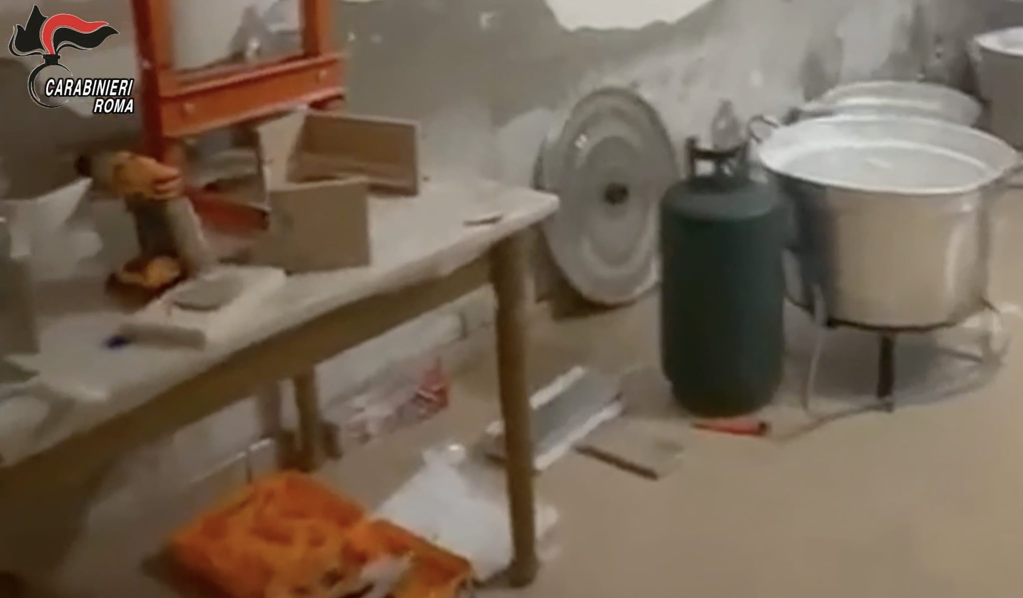 Il laboratorio in provincia di Reggio Calabria, a Sant’Agata del Bianco, adibito al taglio della cocaina