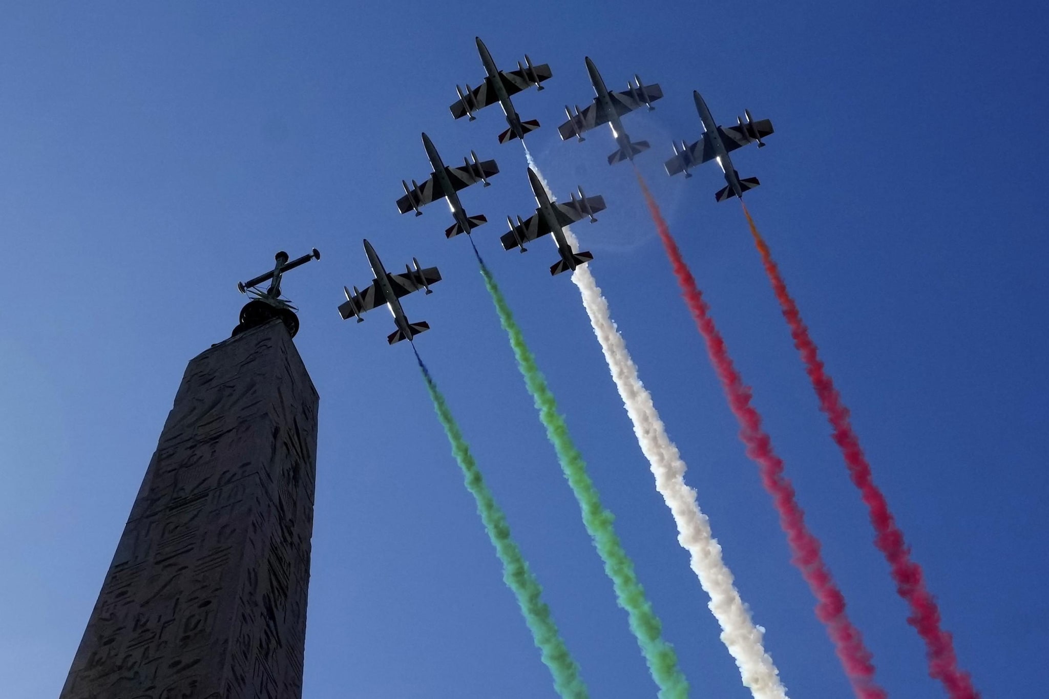 Le frecce tricolori sorvolano piazza del Popolo per la Festa della Repubblica (Lapresse)