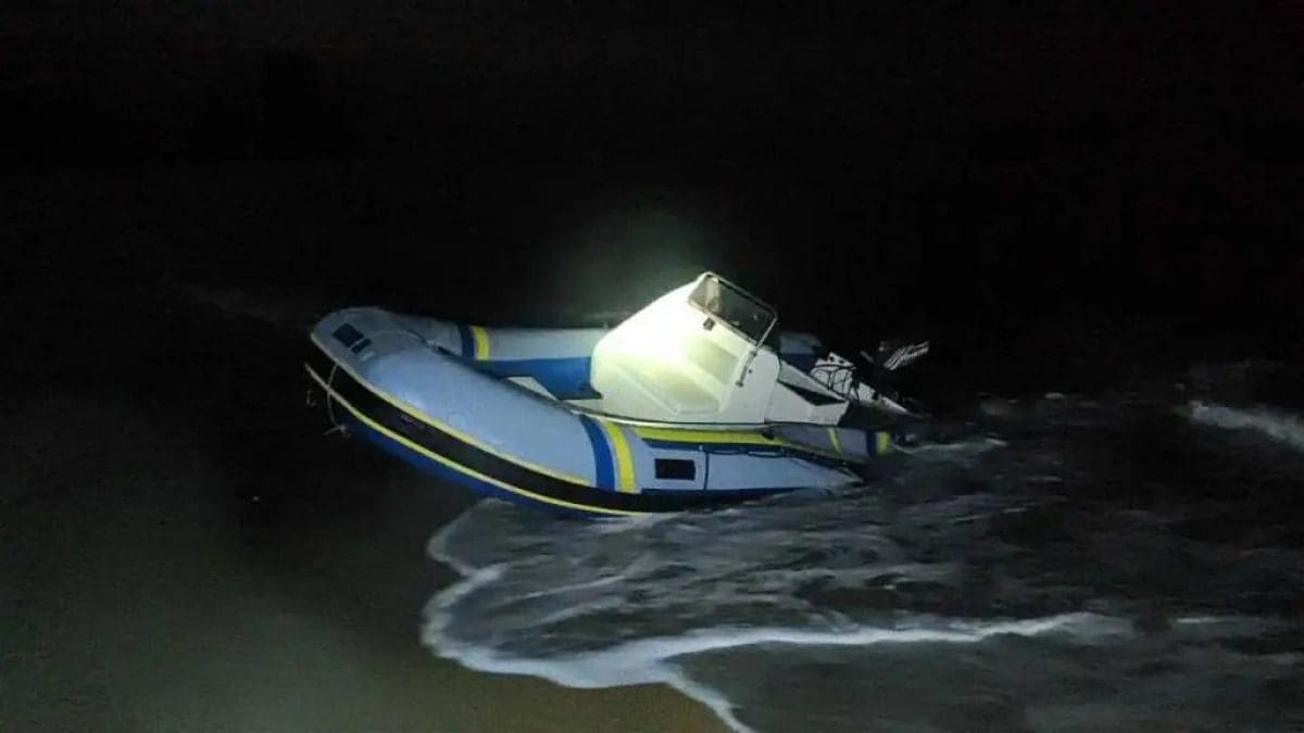 Il gommone spiaggiato a Torre Astura, nel comune di Nettuno