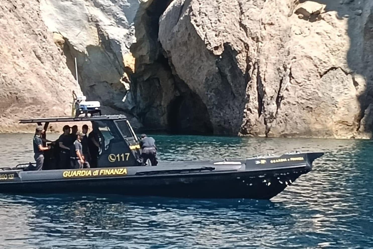 Ponza, maxi sequestro di hashish: 40 chili trovati in una grotta sommersa