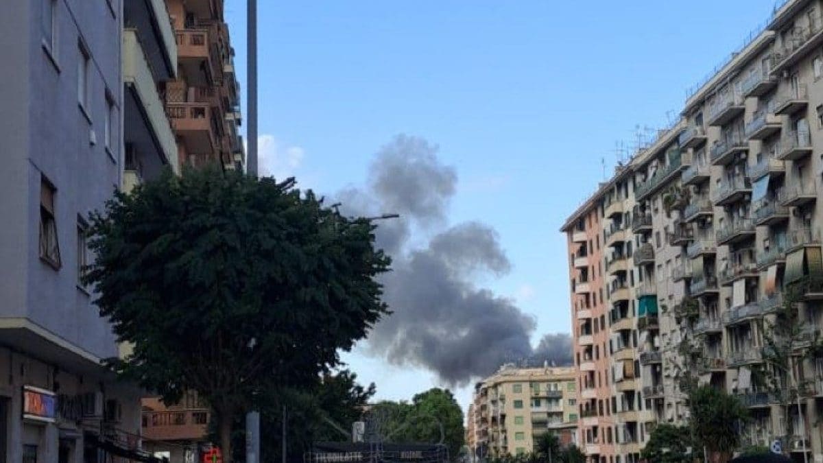 L’incendio in via del Mandrione vista a distanza.