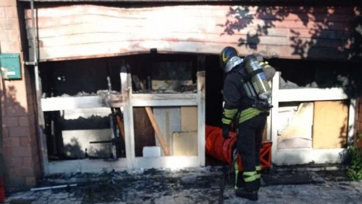 I vigili del fuoco durante le operazioni a Tivoli
