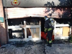 Incendio in un appartamento di Tivoli: i vigili del fuoco sa
