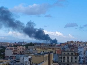 Incendio al Tuscolano, va a fuoco un vivaio: nube di fumo vi