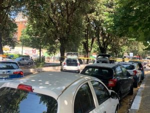Attraversa la strada a viale Newton a Roma, donna travolta e