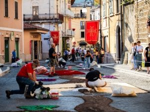 Infiorata a Sora intralcia i tavoli di un locale e scoppia u