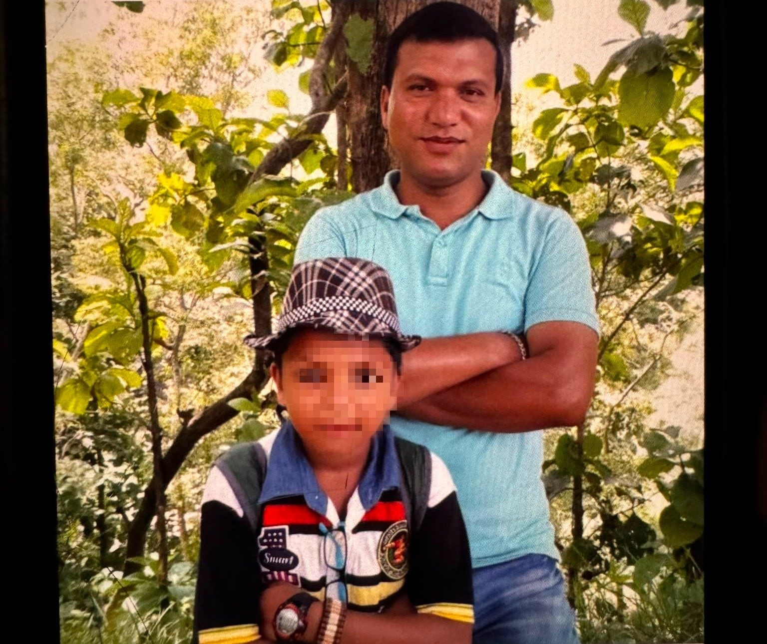 La vittima, Kamal Udin, con il figlio alcuni anni fa