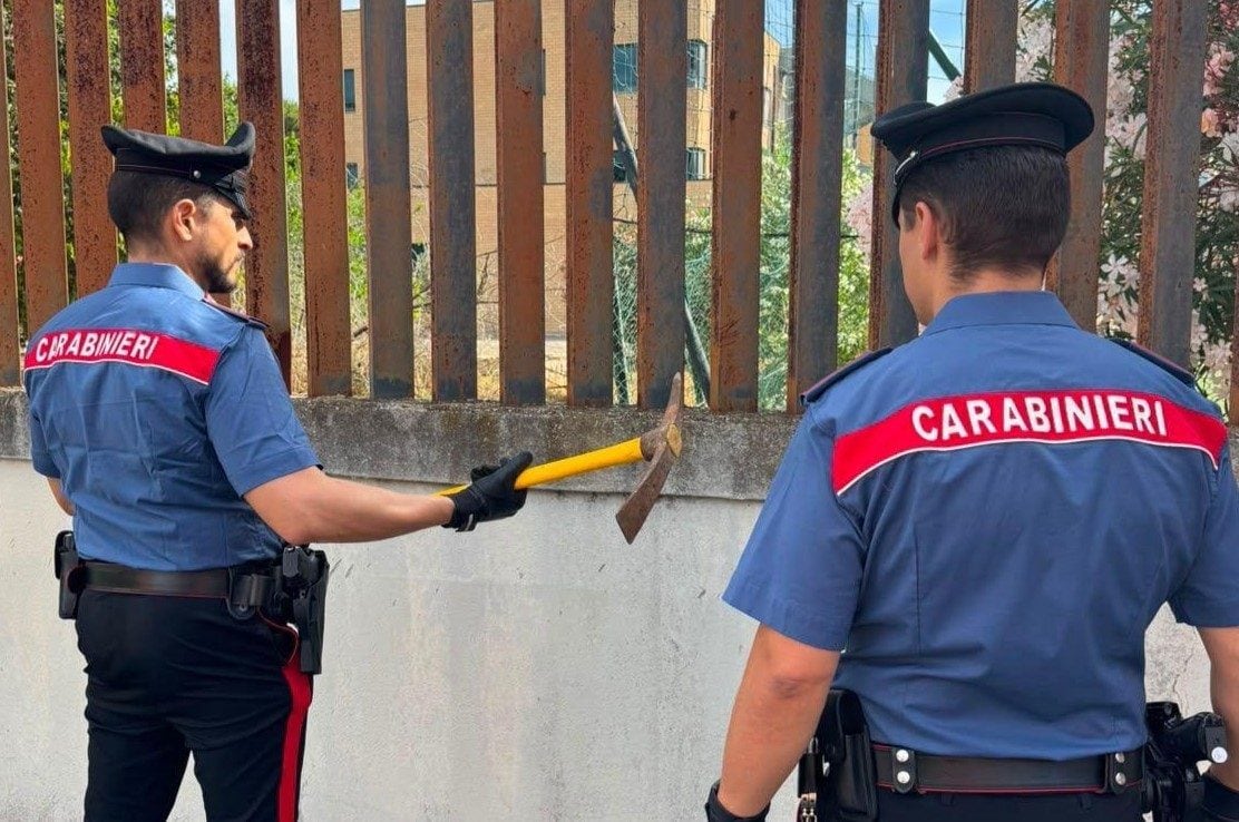 Il piccone usato dal 38enne