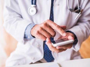 Medico adesca 13enne in chat: radiato dall’Ordine 