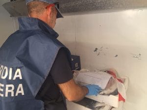 Pesce lasciato a marcire al mercato di Primavalle, sequestrati 50 chili di cibo: chiuso anche un ristorante