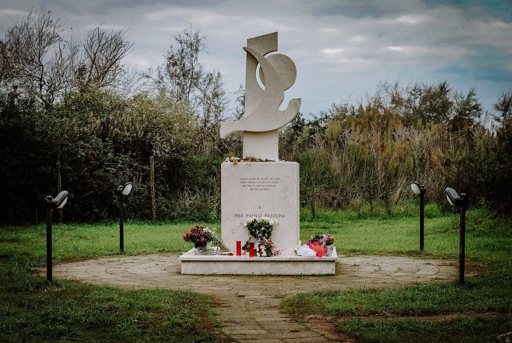 Il monumento dedicato a Pasolini nel parco di Ostia
