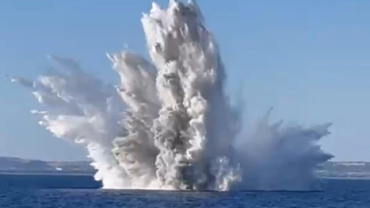 L’esplosione in mare dell’ordigno bellico