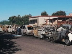 Auto incendiate nella notte a Pietralata: distrutti cinque v