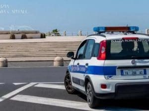 Sul monopattino senza casco e targa a Ostia: fermato, prende a pugni un agente e prova a scappare