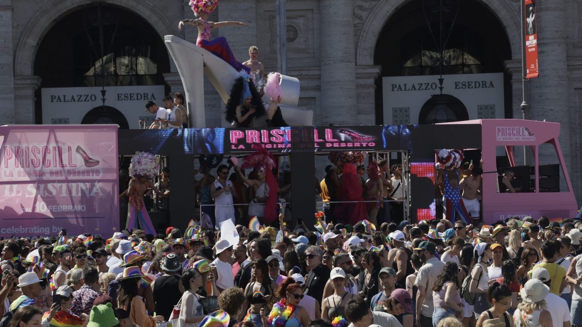 Uno dei carri al Roma Pride 2026 (foto da LaPresse)