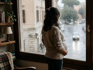 Licenziata al settimo mese di gravidanza: “Non ha 