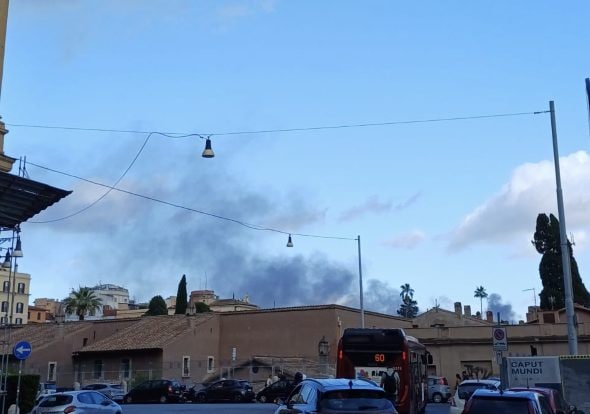 La nube di fumo visibile dalla zona di piazza della Repubblica. Foto inviata a Fanpage.it da un lettore.