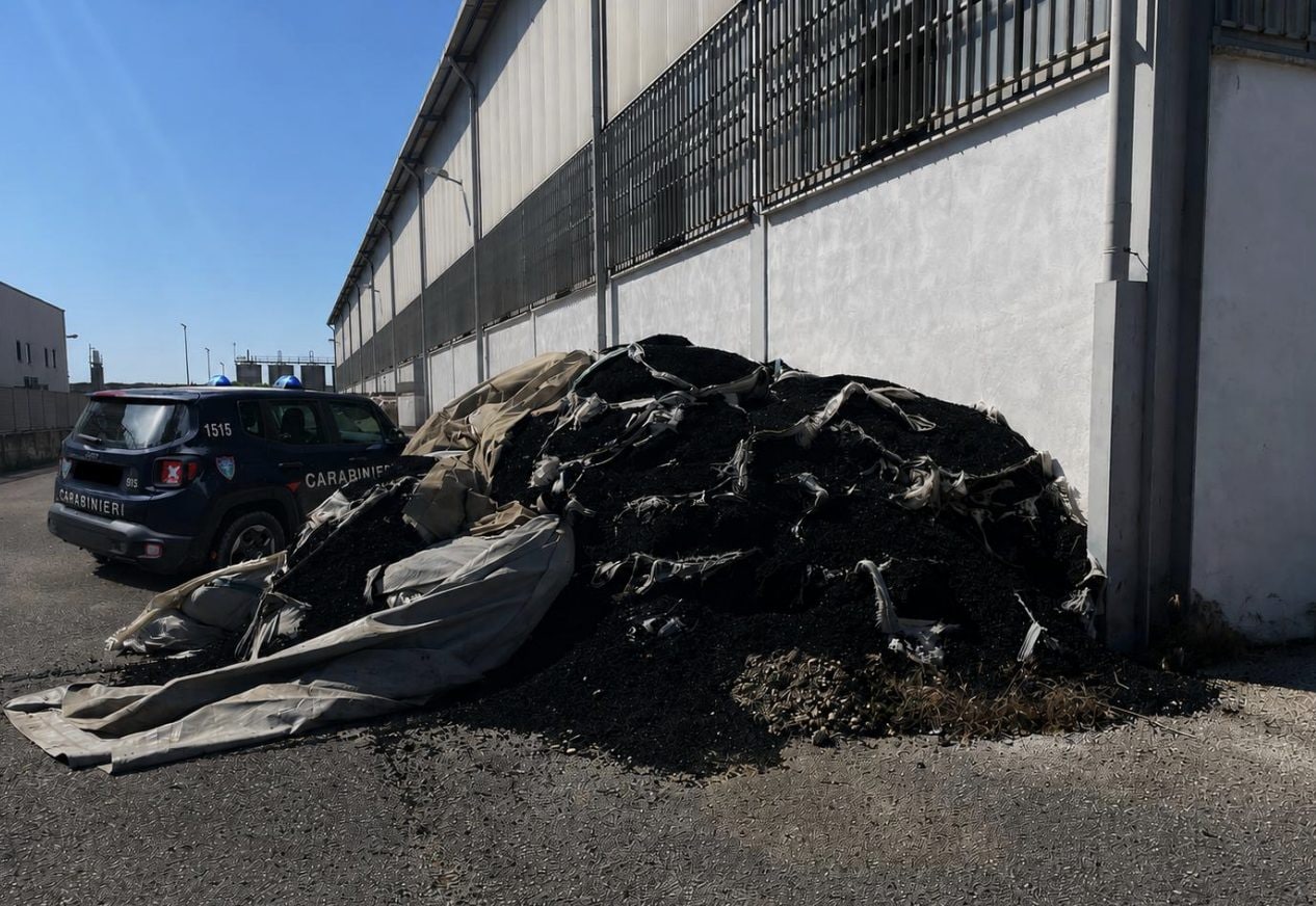 Caldaie, cavi elettrici, auto e cabine di camion: trovato capannone di rifiuti pericolosi a Cisterna di Latina