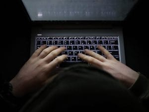 “Distruggiamo gli ebrei”, indagato un 52enne di Po