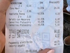 Scontrino da 44 euro per due gelati a piazza di Spagna: “Mi 