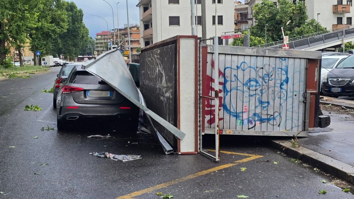 I danni provocati dalla tromba d’aria (Foto di Andrea Zinno da Facebook)