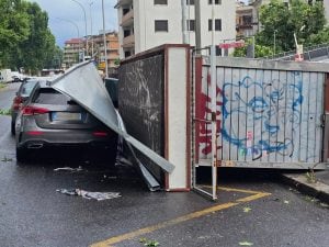 Tromba d’Aria colpisce Roma, alberi caduti e vetri in frantumi a Montesacro: bloccata via dei Prati Fiscali
