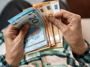 Si finge corriere e truffa coppia di anziani a Roma: “Pacco 